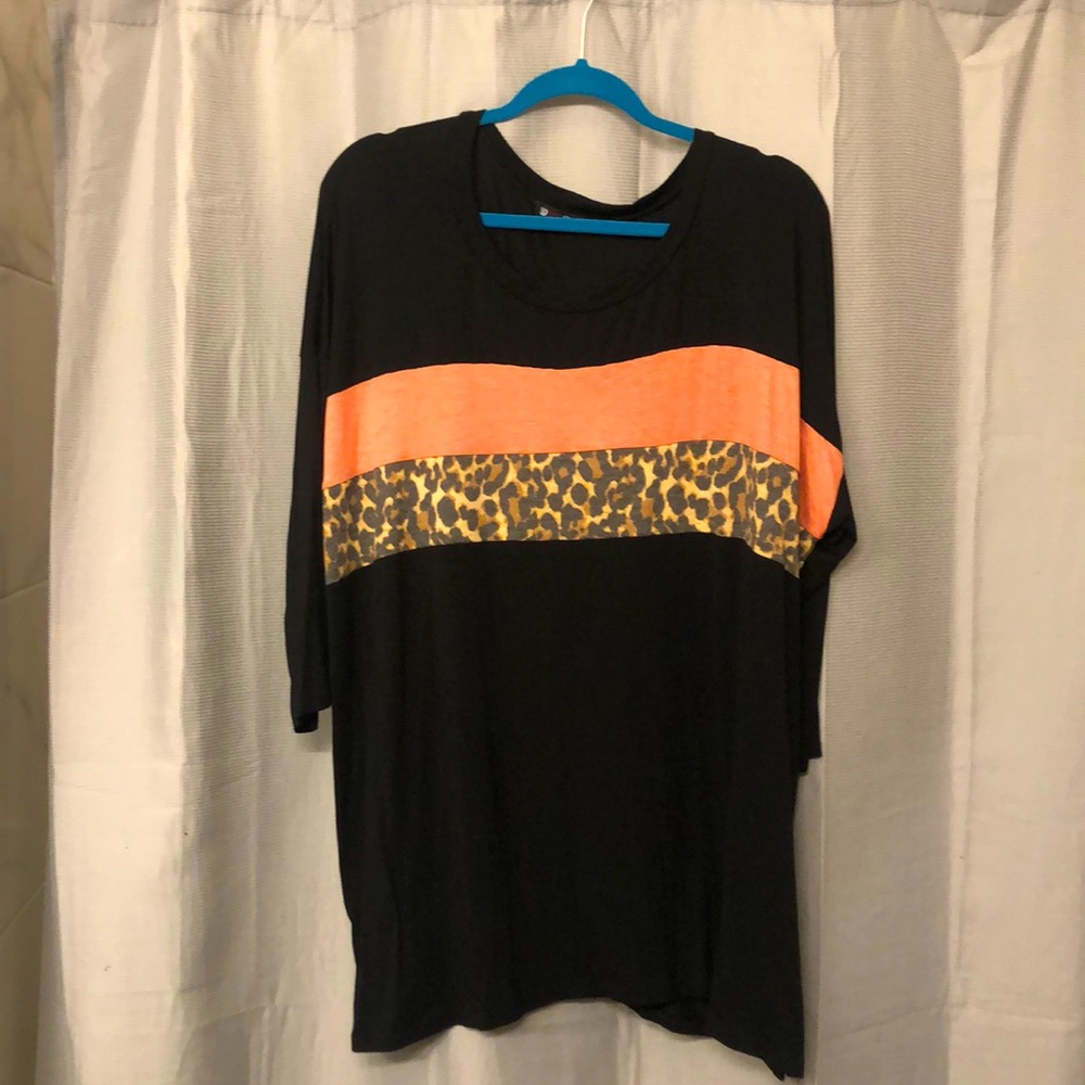 3/4 black shirt with pink and leopard (all around)